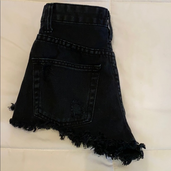 Black distressed bottom shorts - Picture 2 of 3